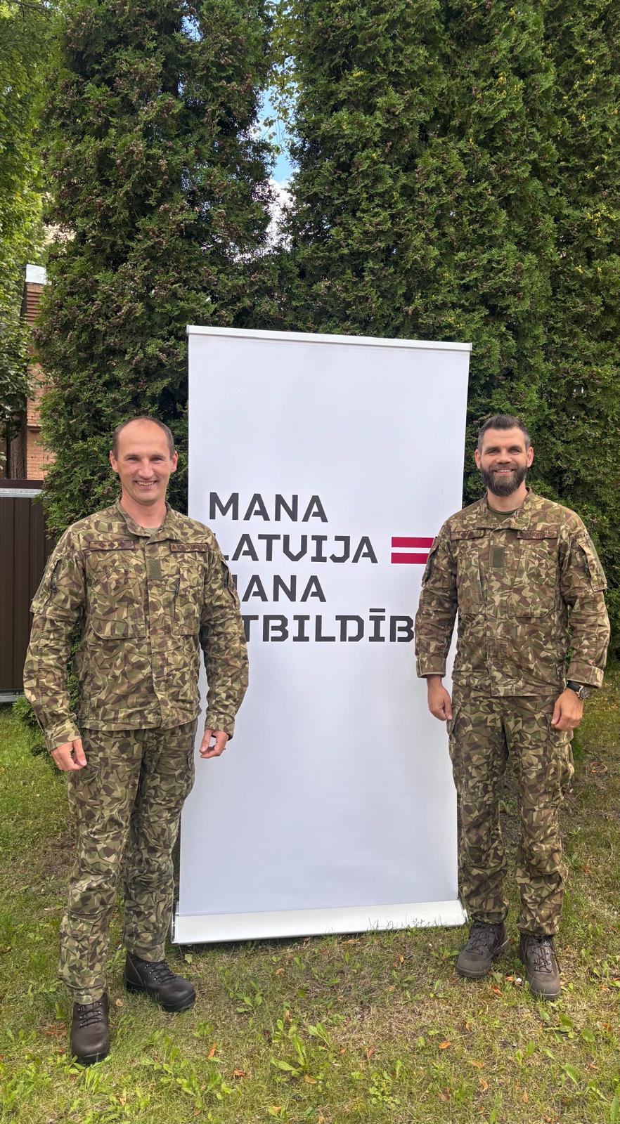 VALIC vadītājs (no labās) un ZS komandieris
